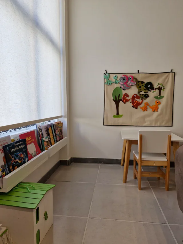 Sala infantil com livros e materiais lúdicos