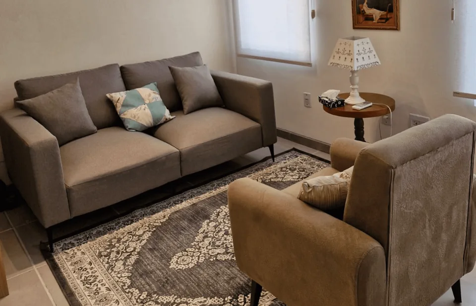 Sala de atendimento com sofás e poltronas