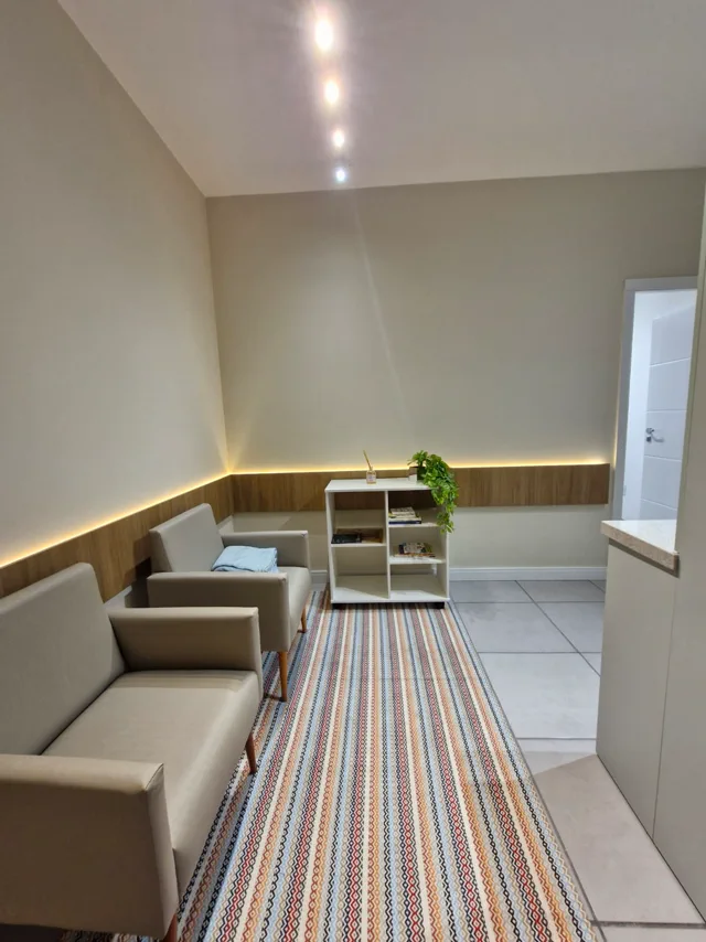 Sala de espera clara com poltronas